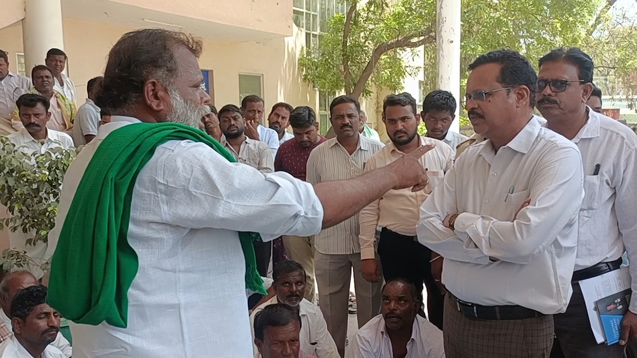 ತಾಲೂಕು ಕಚೇರಿ ಆವರಣದಲ್ಲಿಯೇ ಕ್ರಿಮಿನಾಶಕ ಸೇವಿಸಲು ಮುಂದಾದ ರೈತರು