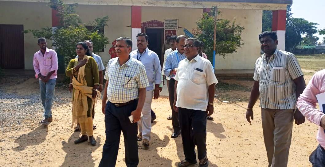 ಸೋಮೇನಹಳ್ಳಿಯ ಮಾದರಿ ಮತಗಟ್ಟೆಗಳಿಗೆ ಸಿ.ಇ.ಓ ಭೇಟಿ