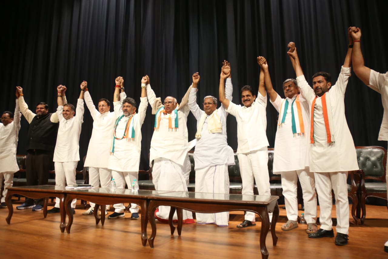 ಒಗ್ಗಟ್ಟಿಗೆ ಸಂದ ಜಯ ಎಂದ ಕಾಂಗ್ರೆಸ್ ನಾಯಕರು: ಒಟ್ಟಾಗಿ ವಿಜಯೋತ್ಸವ  ಮೊದಲ ಕ್ಯಾಬಿನೆಟ್‌ನಲ್ಲೇ 'ಗ್ಯಾರಂಟಿ'ಗಳಿಗೆ ಆದೇಶ