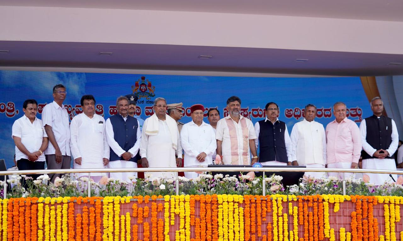 ಸಿದ್ದರಾಮಯ್ಯ, ಡಿಕೆಶಿ ಸಹಿತ 8 ಸಚಿವರ ಪ್ರಮಾಣ ವಚನ ಸ್ವೀಕಾರ