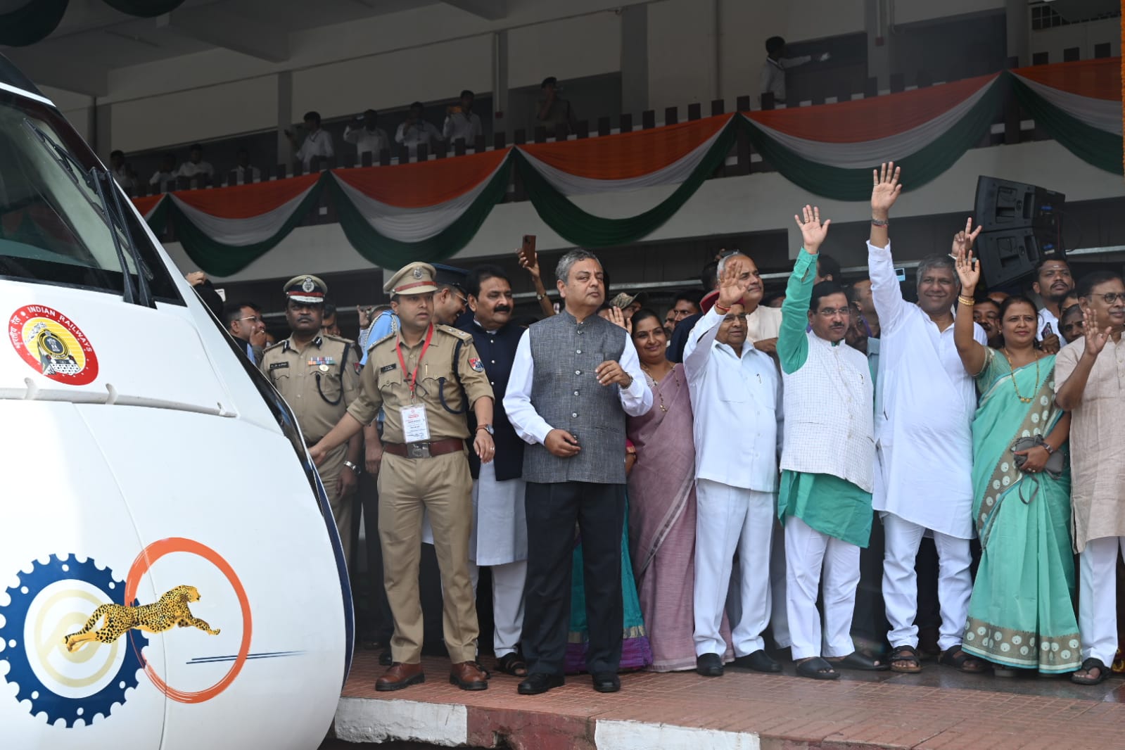 ಧಾರವಾಡ - ಬೆಂಗಳೂರು ವಂದೇ ಭಾರತ್ ಎಕ್ಸ್‌ಪ್ರೆಸ್‌ಗೆ ಪ್ರಧಾನಿ ಚಾಲನೆ