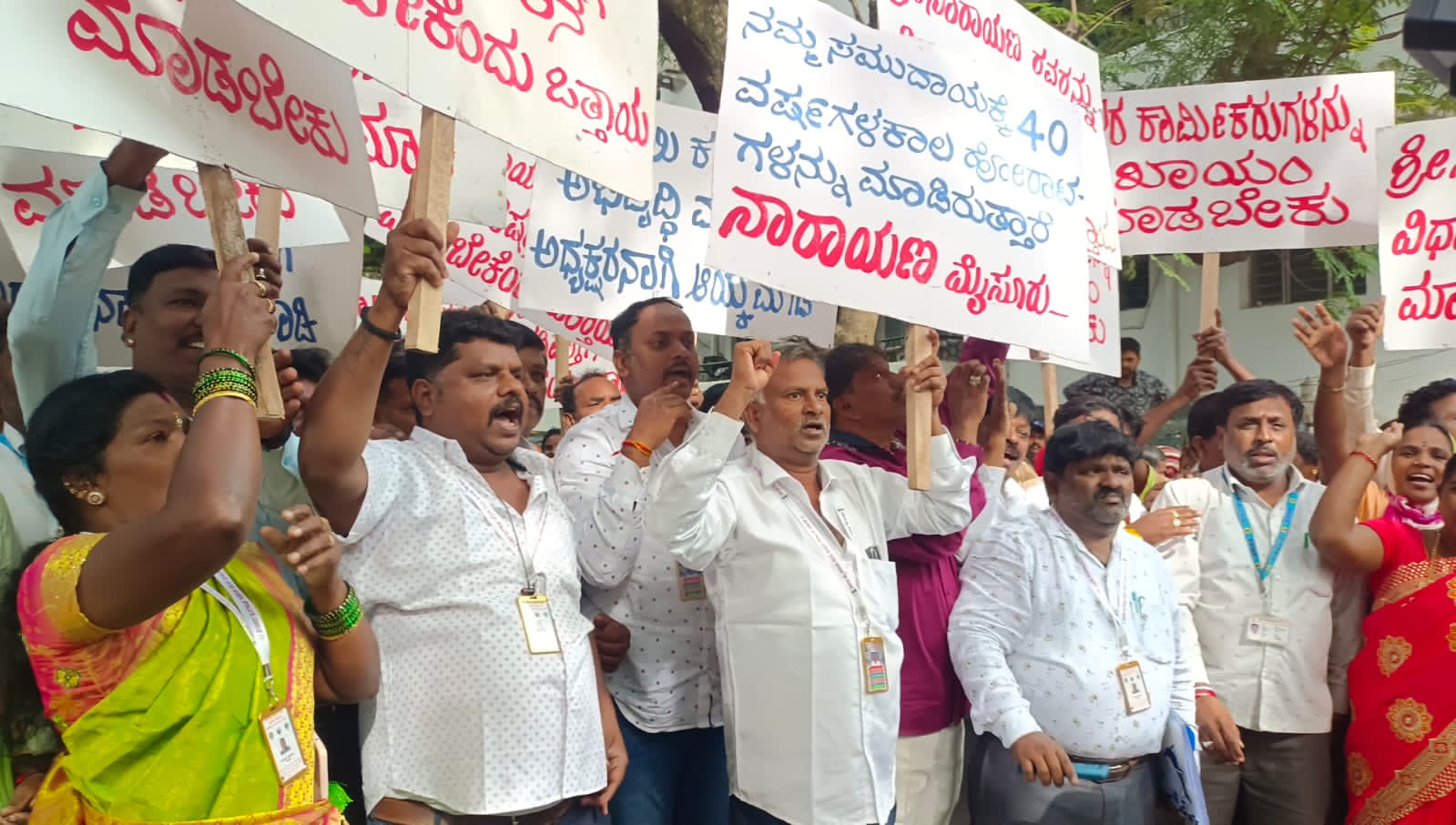 ಪೌರ ಕಾರ್ಮಿಕರ ಸೇವೆ ಖಾಯಂಗೊಳಿಸುವಂತೆ ಆಗ್ರಹಿಸಿ ಮುಖ್ಯಮಂತ್ರಿ ಮನೆ ಮುಂದೆ ಧರಣಿ;