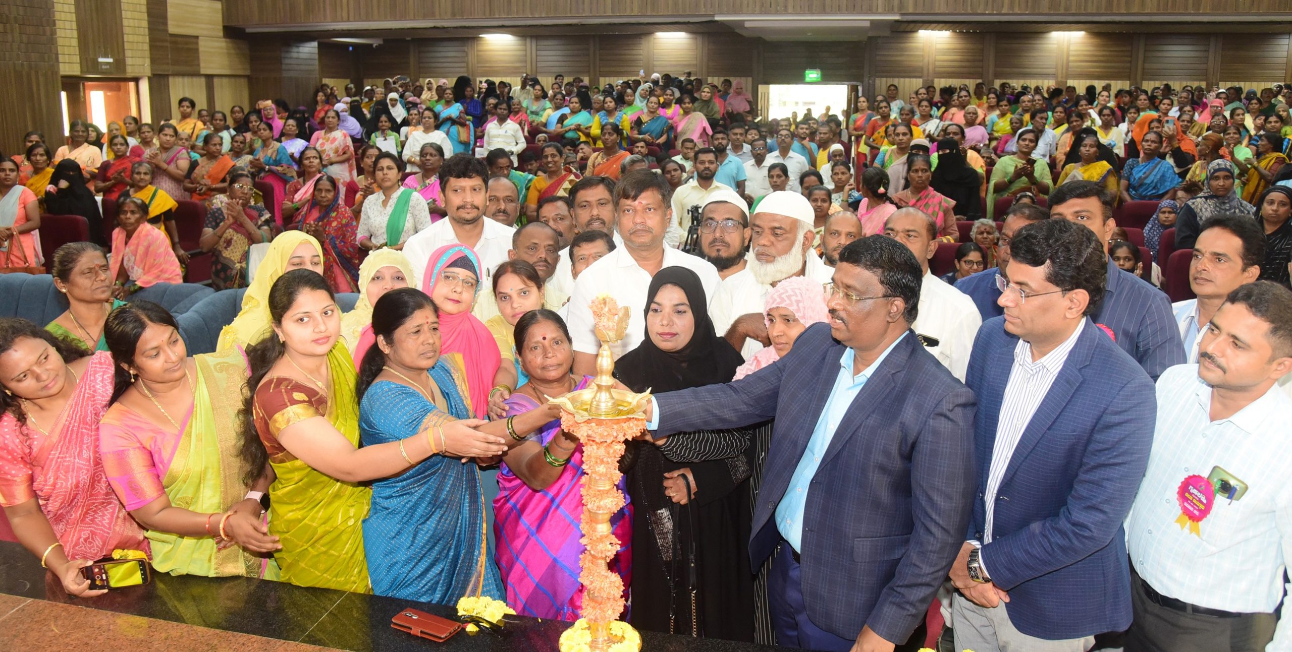ಗೃಹಲಕ್ಷ್ಮಿ ಯೋಜನೆ - ತುಮಕೂರಿನಲ್ಲಿ ಅರ್ಹ ಯಜಮಾನಿ ಖಾತೆಗೆ ನಗದು ವರ್ಗಾವಣೆ