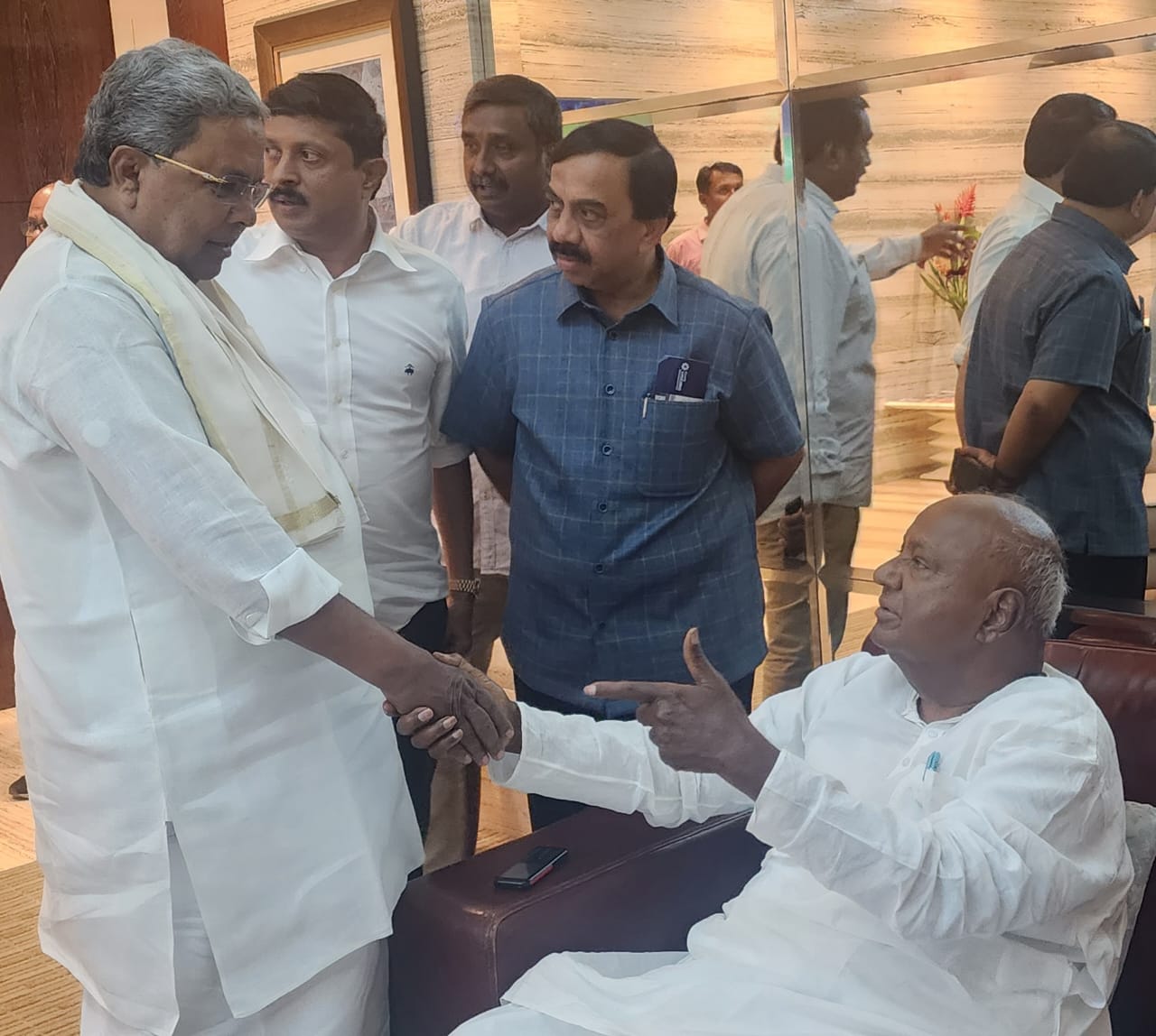 ಸಿದ್ದರಾಮಯ್ಯ- ದೇವೇಗೌಡರ ಅನಿರೀಕ್ಷಿತ ಭೇಟಿ