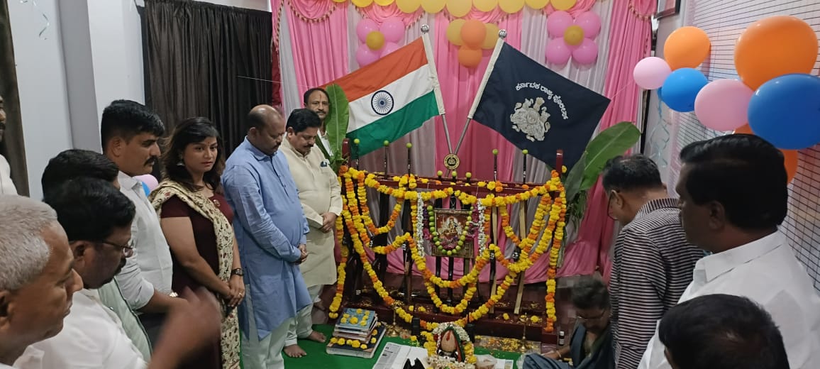 ನಗರದ ಪೊಲೀಸ್ ಠಾಣೆಯಲ್ಲಿ ಸಾಂಪ್ರದಾಯಿಕ ಆಯುಧ ಪೂಜಾ ಕಾರ್ಯಕ್ರಮ