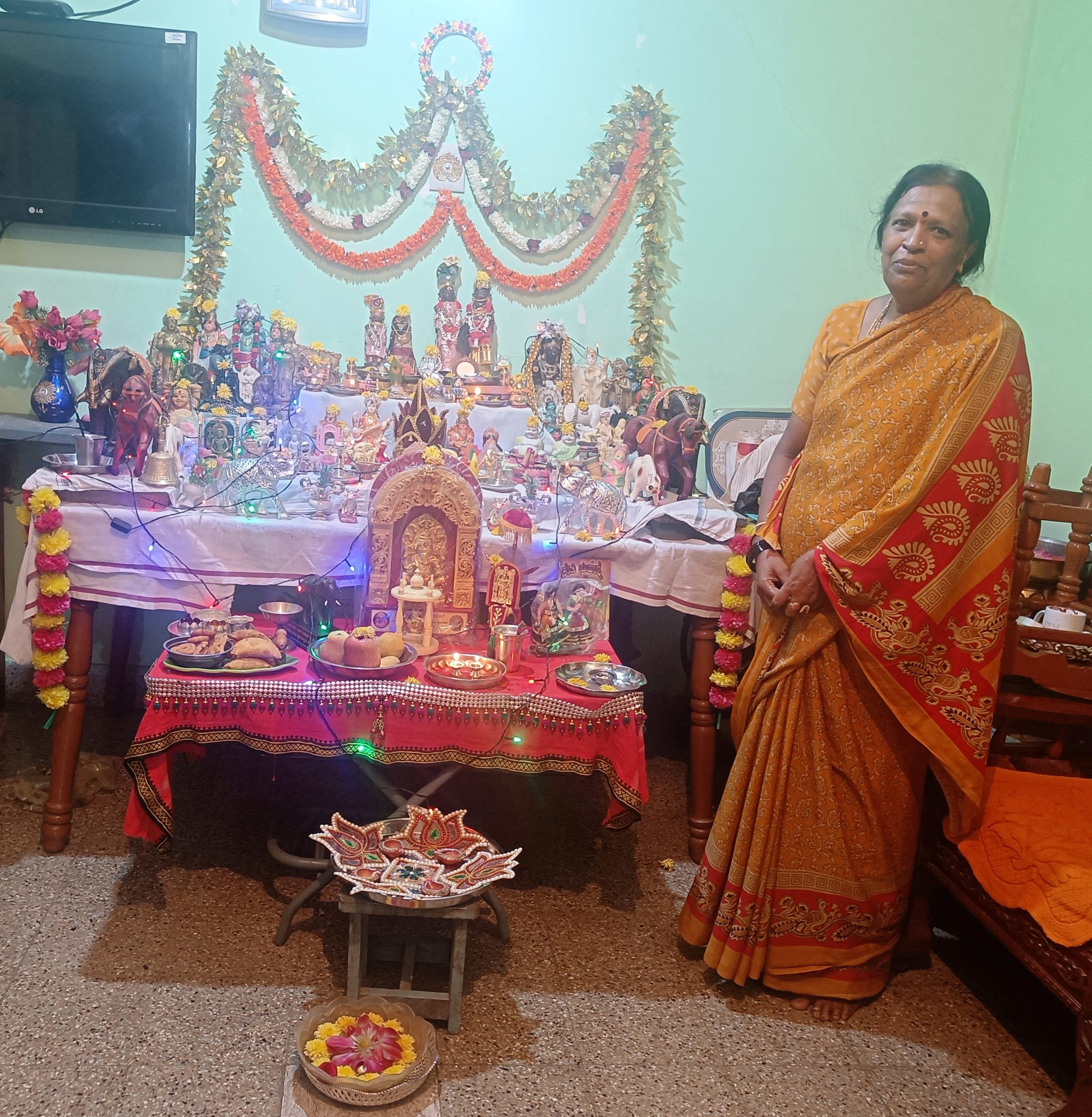 ಲೀಲಾವತಿ ವೀರಾಚಾರ ಮನೆಯಲ್ಲಿ ನವರಾತ್ರಿ ಪೂಜೆ, ಪ್ರಸಾದ ವಿತರಣೆ