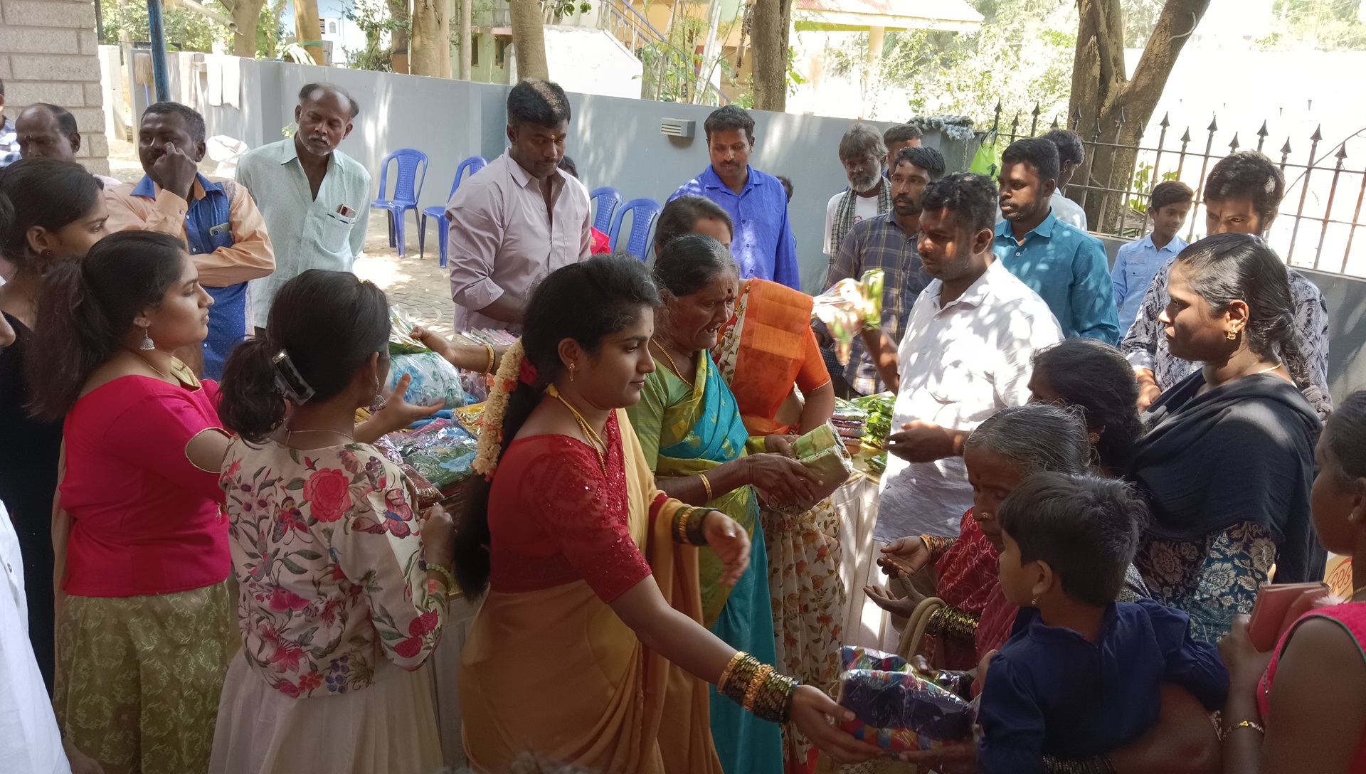 ದಸರಾ ಪ್ರಯುಕ್ತ ಆಂಜಿನಪ್ಪ ಮನೆಯಲ್ಲಿ ಬಾಗಿನ ವಿತರಣೆ