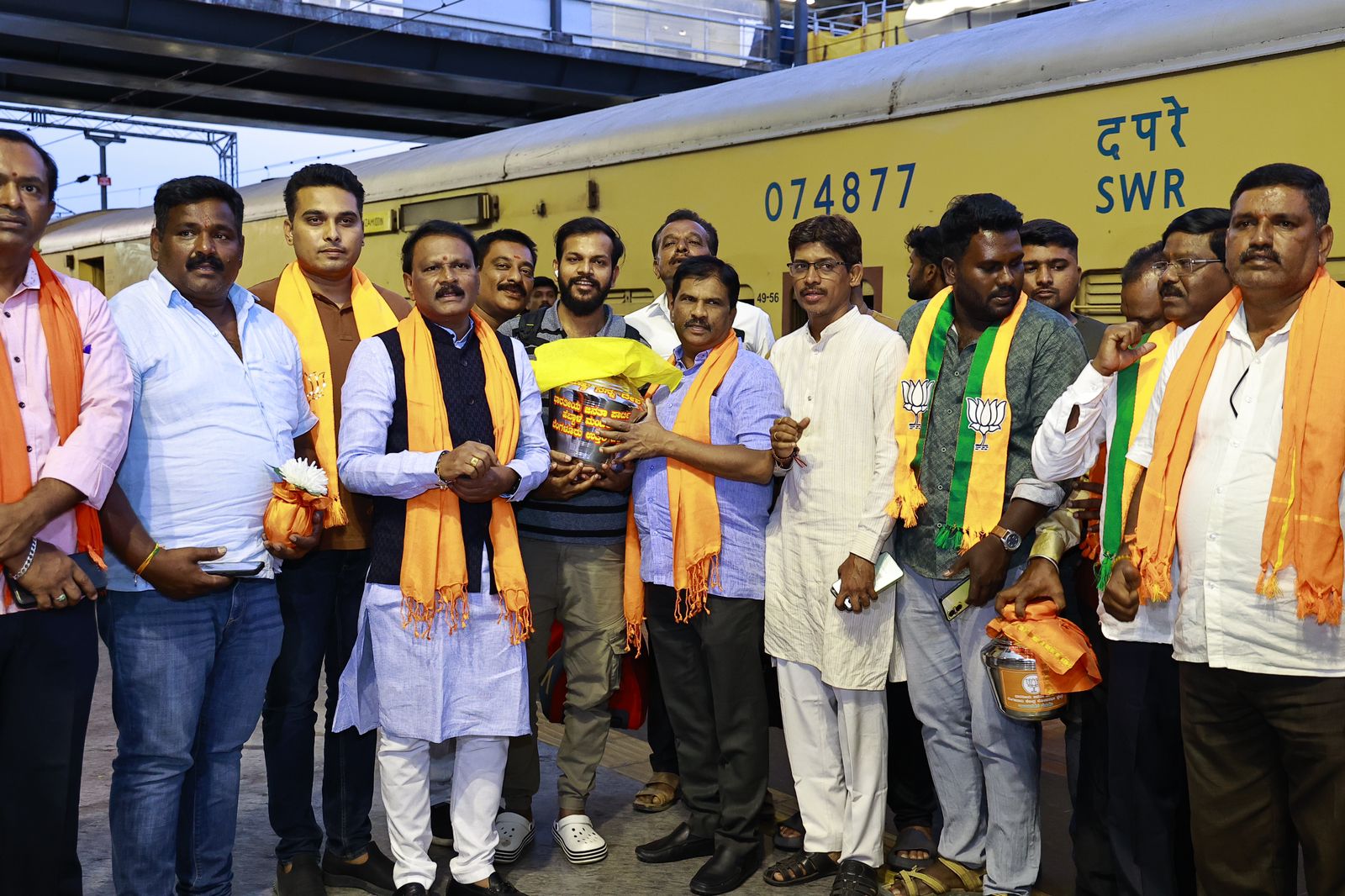 'ನನ್ನ ಮಣ್ಣು ನನ್ನ ದೇಶ' ಕಾರ್ಯಕ್ರಮಕ್ಕೆ ತೆರಳಿದ ರಾಜ್ಯ ತಂಡ