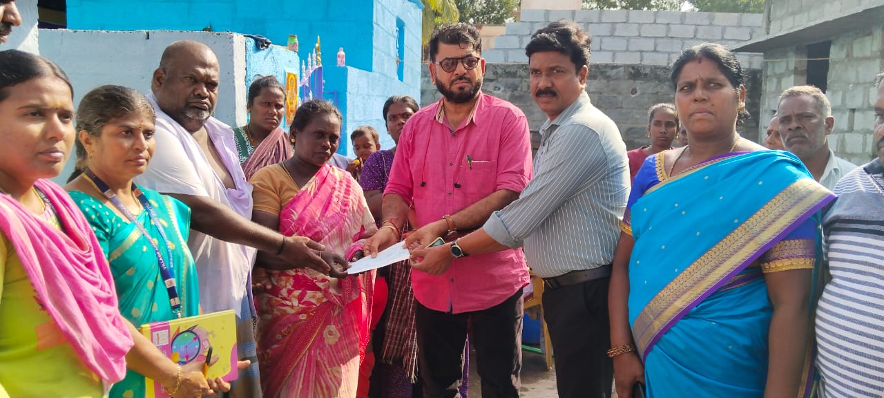 ಪಟಾಕಿ ದುರಂತ : ತಮಿಳುನಾಡಿಗೆ ತೆರಳಿ ಕುಟುಂಬಸ್ಥರಿಗೆ ಚೆಕ್ ವಿತರಣೆ