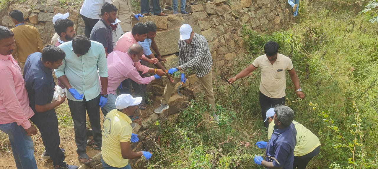 ಪುರಾತನ ಕಾಲದ ಕಲ್ಯಾಣಿ ಸ್ವಚ್ಛತೆಗೆ ಇಳಿದ ಸಚಿವ ಸುಧಾಕರ್‌  
