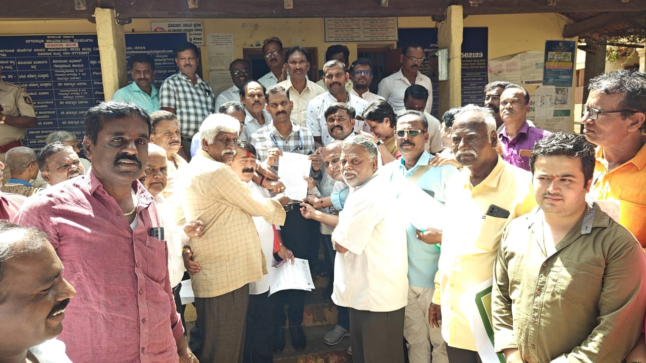 ರಂಗಮಂದಿರ ನಿರ್ಮಿಸಿಕೊಂಡುವಂತೆ ಡಿಸಿಗೆ ಮನವಿ