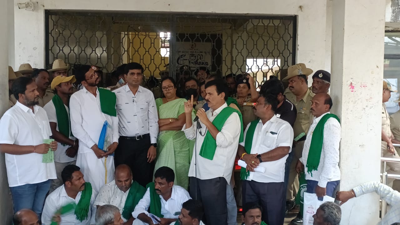 ತಹಸೀಲ್ದಾರ್ ಅರುಂಧತಿ ವಿರುದ್ಧ ಅಕ್ರೋಶ 