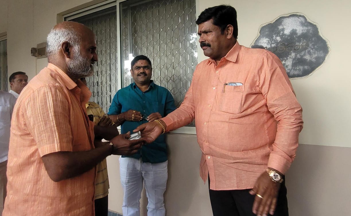 ಕೊಳಲು ವಾದಕನ ಪುತ್ರನ ವಿದ್ಯಾಭ್ಯಾಸಕ್ಕೆ ಸಚಿವರ ನೆರವು