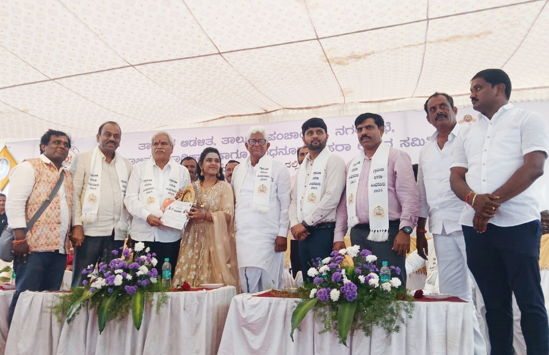 ಅಂಬಾಮಠದಲ್ಲಿ ಗ್ರಾಾಮೀಣ ದಸರಾ ಉತ್ಸವಕ್ಕೆೆ ಸಚಿವರಿಂದ ಅದ್ದೂರಿ ಚಾಲನೆ ಗ್ರಾಾಮೀಣ ಸಂಸ್ಕೃತಿ ಉಳಿಸಲು ದಸರಾ ಪೂರಕ : ದರ್ಶನಾಪುರ