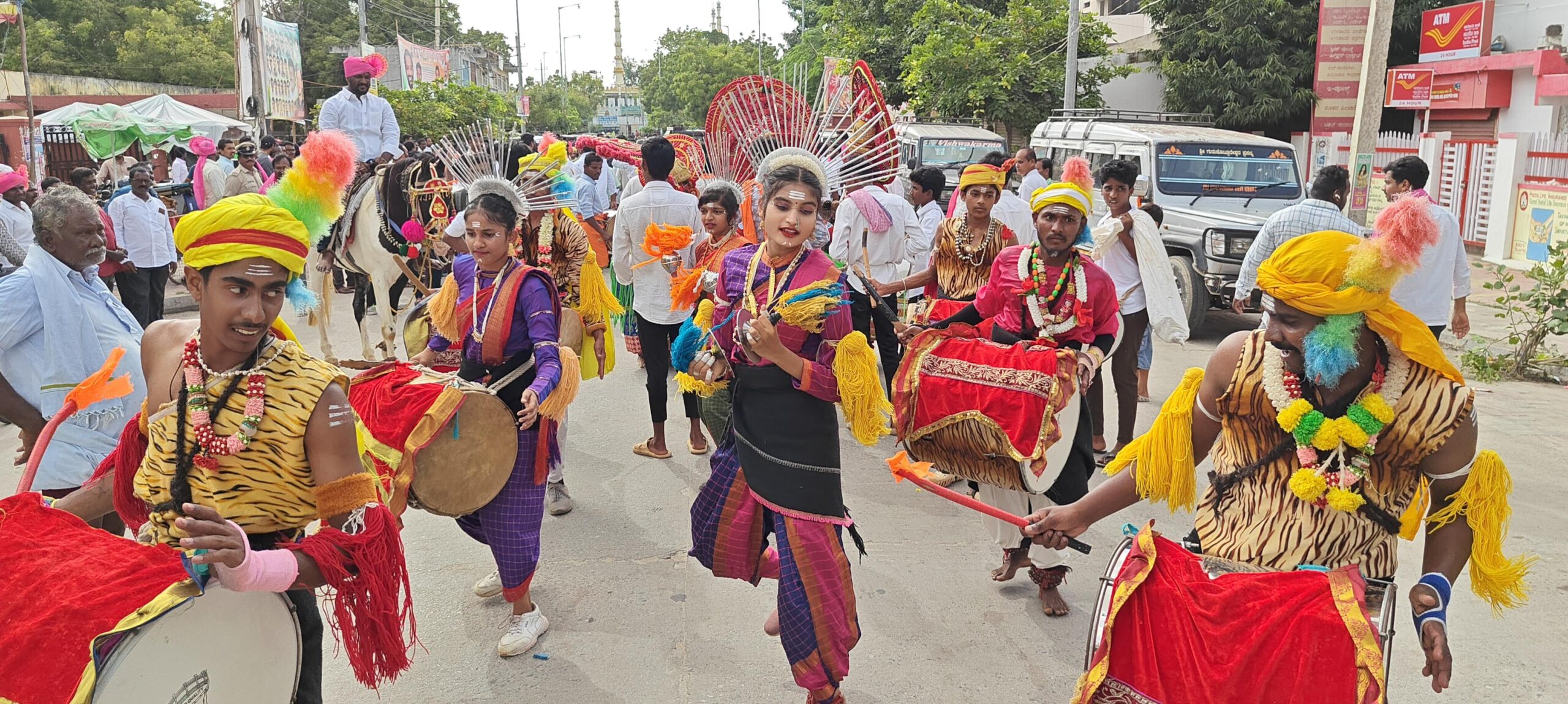 ಮಹಾನಗರ ಪಾಲಿಕೆಯಿಂದ ದಸರಾ ಸಂಭ್ರಮ, ಬನ್ನಿಿ ಮುಡಿದ ಶಾಸಕ, ಸದಸ್ಯರು ನಾಡದೇವಿ ಮೂರ್ತಿ ಭವ್ಯ ಮೆರವಣಿಗೆ ಗಮನ ಸೆಳೆದ ಕಲಾ ತಂಡಗಳು