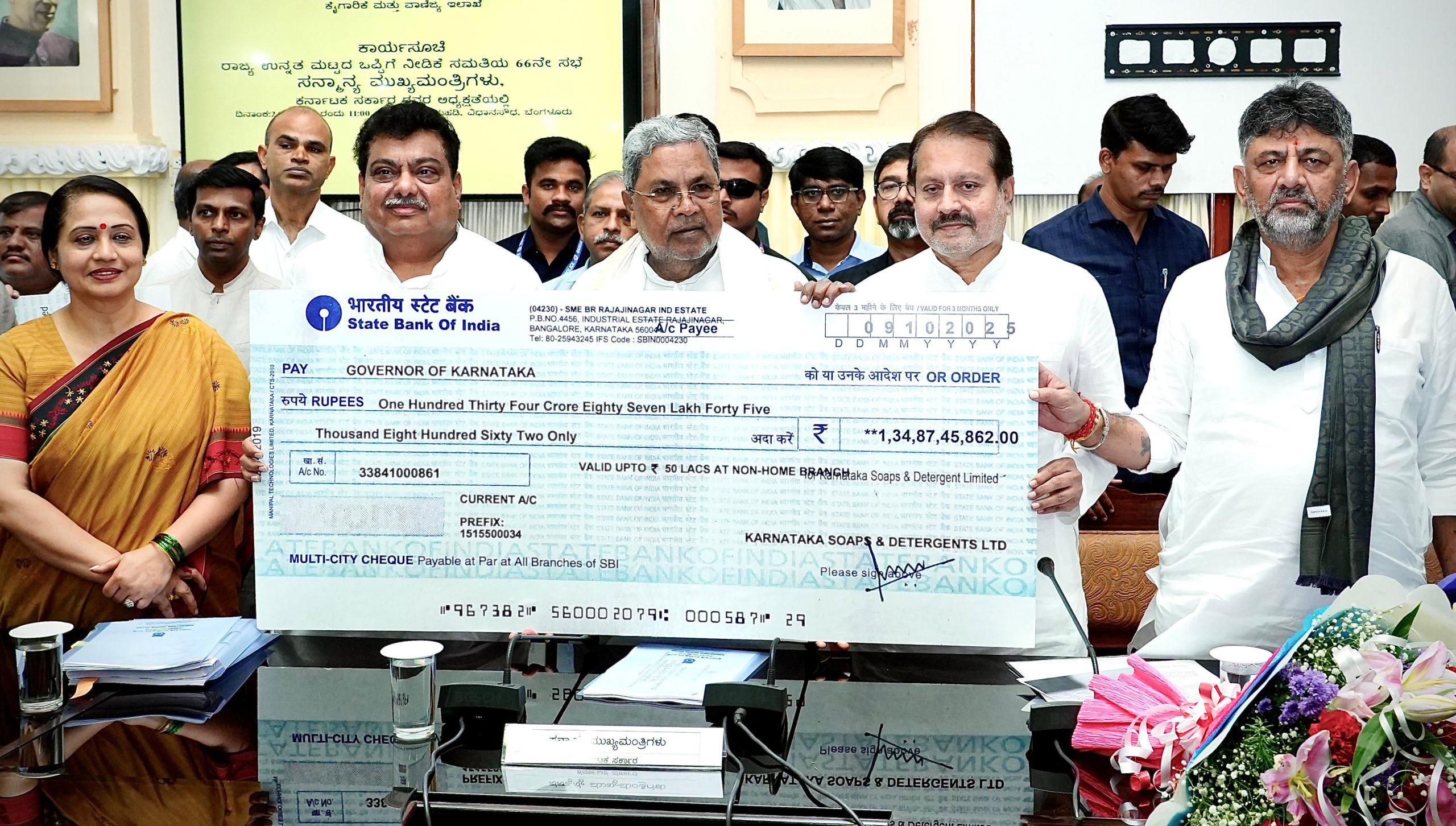 ಕೆಎಸ್‌ಡಿಎಲ್‌ನಿಂದ ಸರ್ಕಾರಕ್ಕೆೆ 135 ಕೋಟಿ ಡಿವಿಡೆಂಡ್ ಚೆಕ್ ಹಸ್ತಾಾಂತ