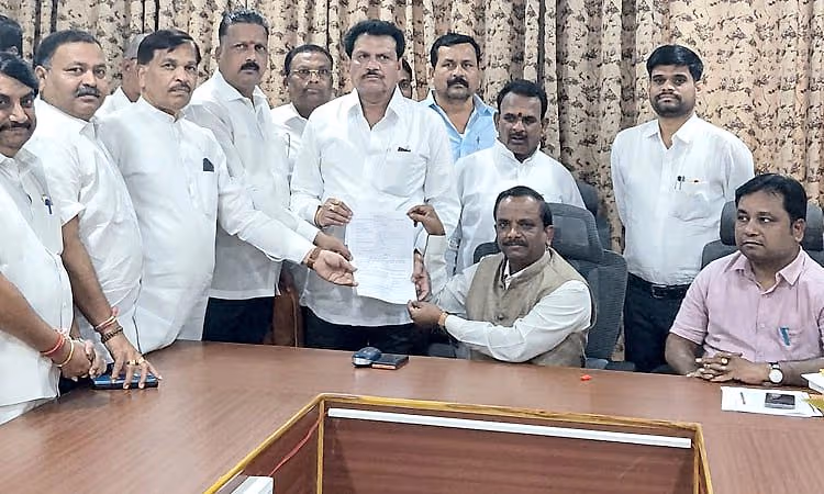 ಕೆವೈಡಿಸಿಸಿ ಬ್ಯಾಾಂಕ್   ಅಧ್ಯಕ್ಷರಾಗಿ ವಿಠಲ ಯಾದವ, ಉಪಾಧ್ಯಕ್ಷರಾಗಿ ಶಂಕರ ಭೂಪಾಲ ಅವಿರೋಧ ಆಯ್ಕೆೆ