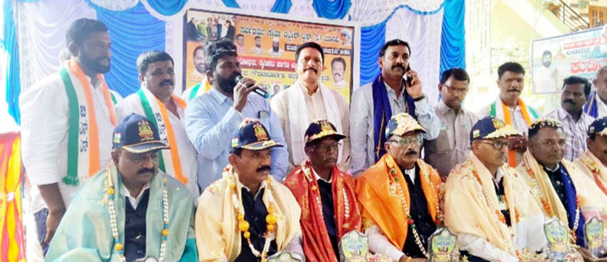 ಸಂವಿಧಾನ ಸಮರ್ಪಣಾ ದಿನದ ಅಂಗವಾಗಿ ಮಾಜಿ ಯೋಧರಿಗೆ, ರೈತರಿಗೆ ಸನ್ಮಾಾನ ಹನುಮಂತ ಕೋಟೆಯವರ ಸಾಮಾಜಿಕ ಸೇವಾ ಕಾರ್ಯ ಶ್ಲಾಾಘನೀಯ - ರಾಜಾ ವೆಂಕಟಪ್ಪ ನಾಯಕ
