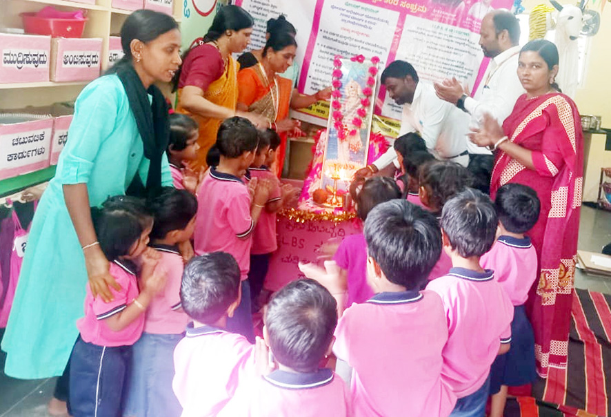 ಎಲ್‌ಬಿಎಸ್ ನಗರ ಅಂಗನವಾಡಿಯಲ್ಲಿ ಹಬ್ಬದ ಸಂಭ್ರಮ ಎಲ್‌ಕೆಜಿ - ಯುಕೆಜಿ ಆರಂಭ, ಮೇಲ್ವಿಿಚಾರಕಿ ಕಾರ್ಯಕರ್ತೆಯರಿಗೆ ಮೆಚ್ಚುಗೆ
