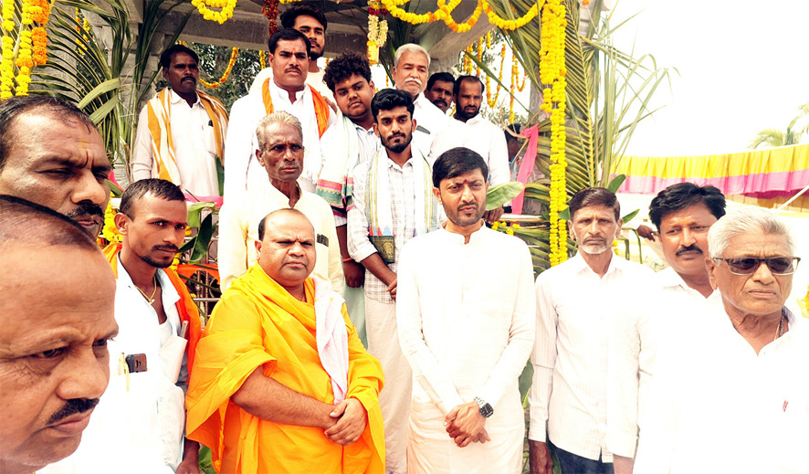 ಯಡ್ಡಳ್ಳಿ ಗ್ರಾಮದಲ್ಲಿ ಶ್ರೀ ಮಹರ್ಷಿ ವಾಲ್ಮೀಕಿ ಪುತ್ಥಳಿ ಅನಾವರಣ ಕಾರ್ಯಕ್ರಮಕ್ಕೆ ಚಾಲನೆ ಮಕ್ಕಳಿಗೆ ಶಿಕ್ಷಣ ಕೊಡಿ : ಶಾಸಕ ಕಂದಕೂರ