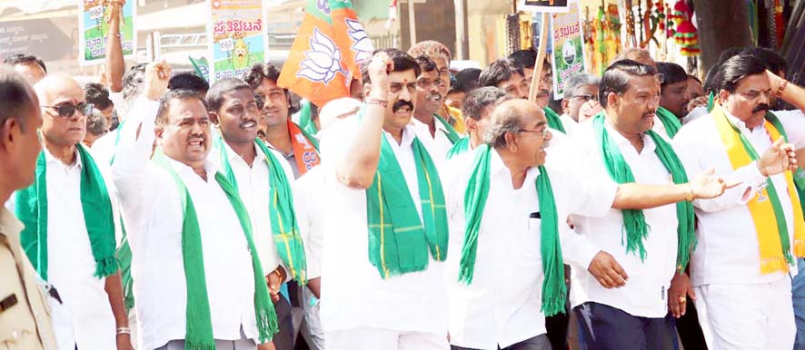 ಕುರ್ಚಿ ಕಾದಾಟದಲ್ಲಿ ರೈತರ ಕಡೆಗಣಿಸಿದ ಸರ್ಕಾರ - ಕರುಣಾಕರ ರೆಡ್ಡಿ ಆರೋಪ