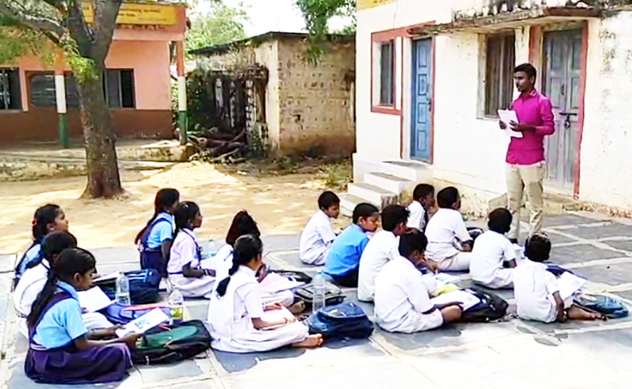 ಬಯಲಿನಲ್ಲಿ ಪಾಠ ಕೇಳುವ ಅನಿವಾರ್ಯತೆ