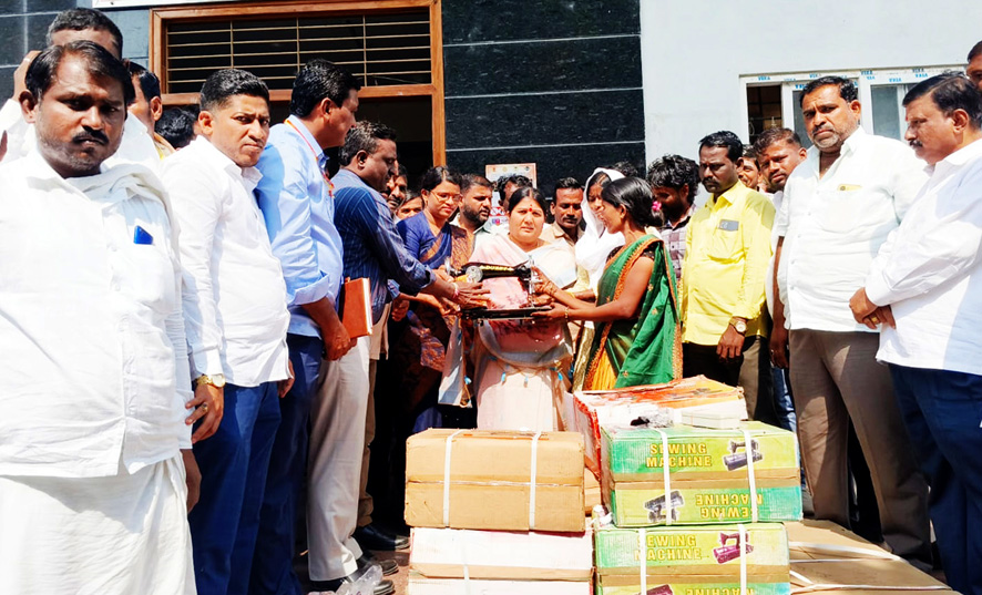 ಸರಕಾರದ ಹಲವು ಯೋಜನೆಗಳು ಮಹಿಳೆಯರು ಸದ್ಬಳಕೆ ಮಾಡಿಕೊಳ್ಳಿ ಹೊಲಿಗೆ ಯಂತ್ರಗಳಿಂದ ಸ್ವಾವಲಂಬಿ ಬದುಕು ಕಟ್ಟಿಕೊಳ್ಳಿ : ಶಾಸಕಿ ಕರೆಮ್ಮ ಗೋಪಾಲಕೃಷ್ಣ