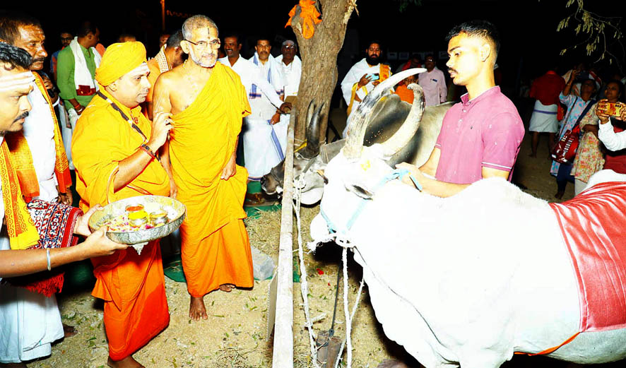 ಸುರಭಿ ಗೋಶಾಲೆ ಕರುಗಳಿಗೆ ನಾಮಕರಣ ಗೋವುಗಳ ರಕ್ಷಣೆ ನಮ್ಮೆೆಲ್ಲರ ಹೊಣೆ - ಪೇಜಾವರಶ್ರೀ