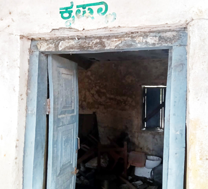 ಹೇಮನಾಳ ಸರ್ಕಾರಿ ಶಾಲೆ ಅನಾಥ! ಕಟ್ಟಡ ಬಹುತೇಕ ಶಿಥಿಲ, ವಿದ್ಯಾರ್ಥಿಗಳು ಶಿಕ್ಷಕರಿಗೆ ಜೀವಭಯ, 2.84ಕೋಟಿ ಅನುದಾನ ಬೇರೆ ಕಡೆ ವರ್ಗಾವಣೆ