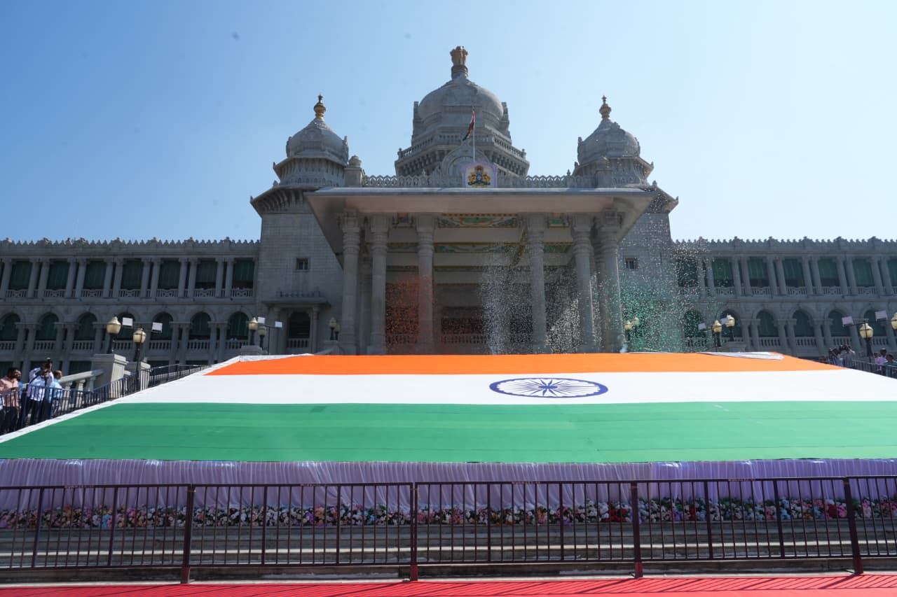 ಸುವರ್ಣ ವಿಧಾನಸೌಧದಲ್ಲಿ ದೇಶದ ಎರಡನೇ ಅತಿ ದೊಡ್ಡ ರಾಷ್ಟ್ರಧ್ವಜ ಅನಾವರಣ