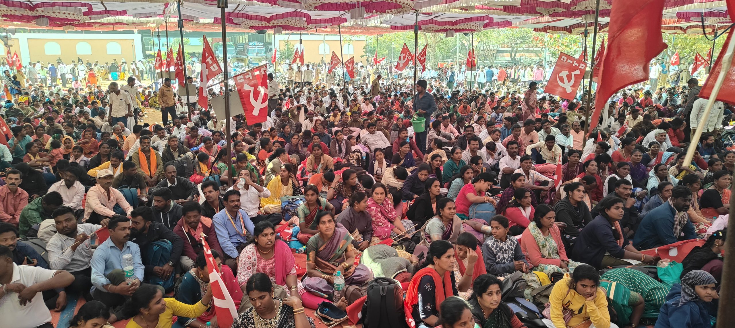 ಗ್ರಾ.ಪಂ. ನೌಕರರ ಜೊತೆ ಸಂಧಾನ ವಿಲ, ಮುಂದುವರೆದ ಧರಣಿ