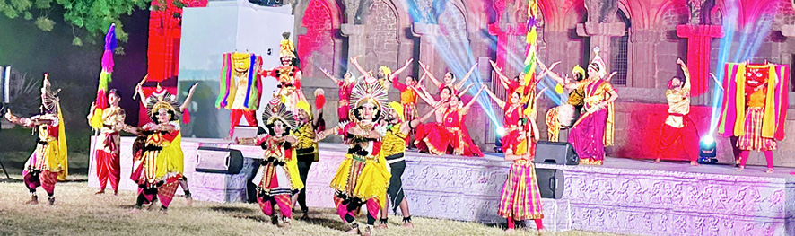 ಸ್ಮಾರಕಗಳ ನಡುವೆ ಜಾನಪದ ಕಲಾ ಪ್ರದರ್ಶನ ಕಣ್ತುಂಬಿಕೊಂಡ ಕೇಂದ್ರ ಸಚಿವೆ