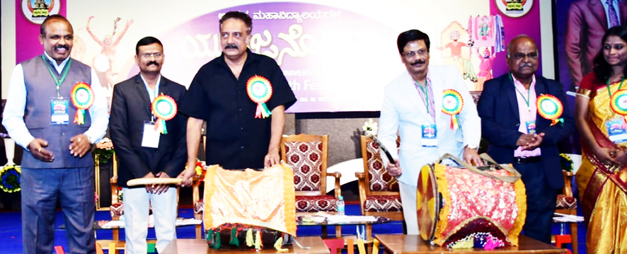 ಗುಲಬರ್ಗಾ ವಿವಿ ಅಂತರ ಮಹಾವಿದ್ಯಾಾಲಯ ಯುವಜನೋತ್ಸವಕ್ಕೆ ಚಾಲನೆ ಮೊಬೈಲ್ ಗೀಳಿನಿಂದ ಹೊರಬನ್ನಿ, ಸಾಮಾಜಿಕ ಜಾಲತಾಣಗಳ ಮೇಲೆ ಅವಲಂಬಿತರಾಗಬೇಡಿ - ಪ್ರಕಾಶ ರಾಜ್