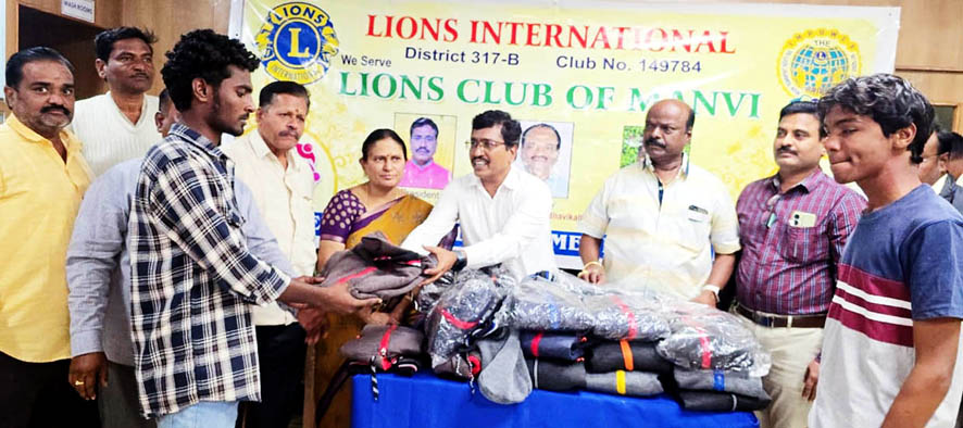 ಮಾನ್ವಿ : ಪತ್ರಿಕಾ ವಿತರಕರಿಗೆ, ರಾತ್ರಿ ಕಾವಲುಗಾರರಿಗೆ ಲಯ್ಸ್ ಕ್ಲಬ್ ವತಿಯಿಂದ ಸ್ವೆಟರ್ ವಿತರಣೆ