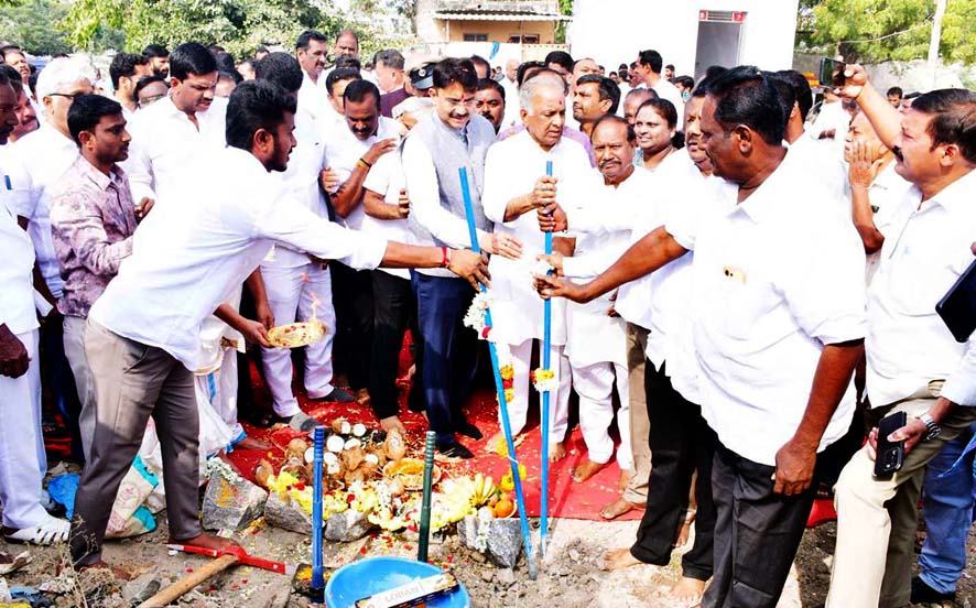 ನೀರಬಾವಿ ಕುಂಟೆ ಕೆರೆ ಅಭಿವೃದ್ಧಿ ಕಾಮಗಾರಿಗೆ ಸಚಿವರಿಂದ ಚಾಲನೆ ಕೆರೆ-ಕಟ್ಟೆಗಳ ಸಂರಕ್ಷಣೆಗೆ ಬದ್ದತೆ ತೋರಿಸಿ, ಅಂತರ್ಜಲ ಸಮೃದ್ಧಿಗೆ ಕೈ ಜೋಡಿಸಿ - ಬೋಸರಾಜ್