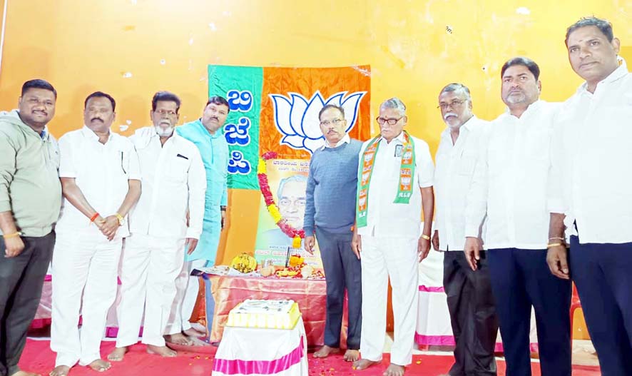 ವಾರ್ಡ್ 13ರಲ್ಲಿ ಮಾಜಿ ಪ್ರಧಾನಿ ವಾಜಪೇಯಿ ಜನ್ಮ ದಿನಾಚರಣೆ