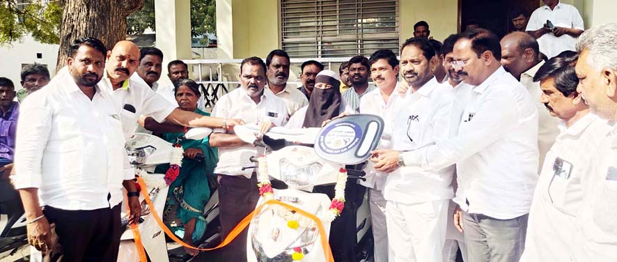 ಎಂಎಲ್‌ಸಿ ಅನುದಾನದಲ್ಲಿ ತ್ರಿಚಕ್ರ ವಾಹನ ವಿತರಣೆ