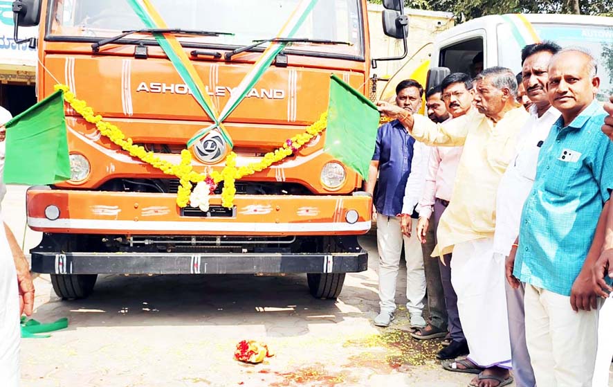 ಮಾನ್ವಿ : ಘನತ್ಯಾಾಜ್ಯ ವಿಲೇವಾರಿ ವಾಹನಗಳಿಗೆ ಶಾಸಕ ಹಂಪಯ್ಯ ನಾಯಕ ಚಾಲನೆ