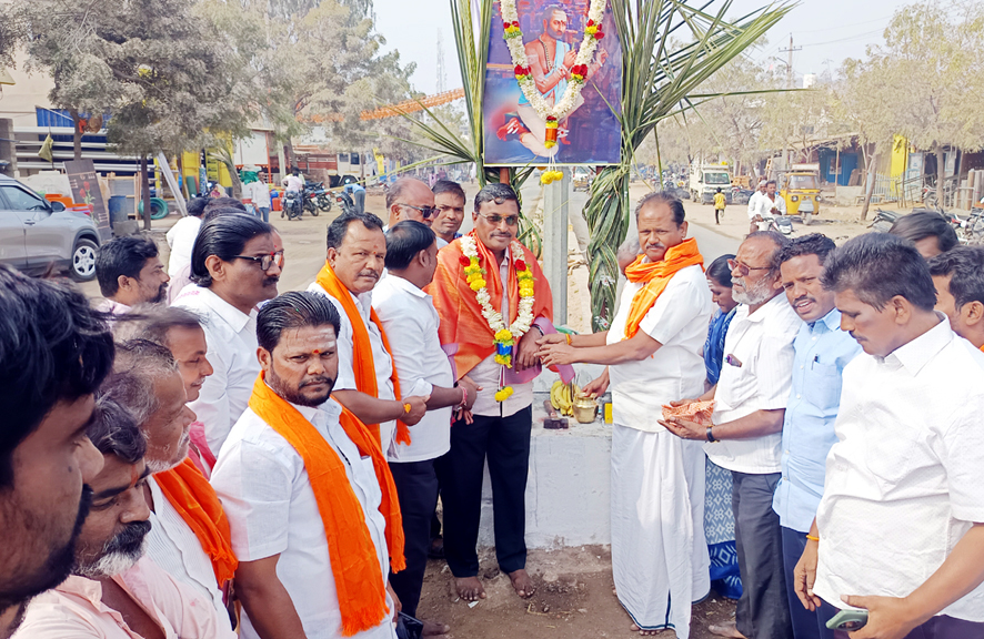 ಸಿರವಾರ: ಅಮರಶಿಲ್ಪಿ ಜಕಣಾಚಾರಿ ವೃತ್ತ ಉದ್ಘಾಟನೆ