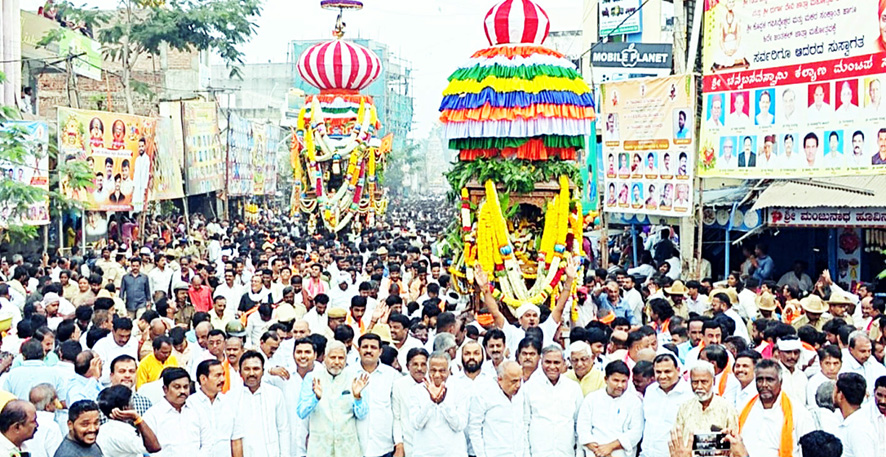 ಭಾರಿ ಜನಸ್ತೋಮ ಮಧ್ಯೆ ಅದ್ದೂರಿಯಿಂದ ಗಂಗಾವತಿ ಶ್ರೀಚನ್ನಬಸವ ತಾತನ ಜೋಡು ರಥೋತ್ಸವ