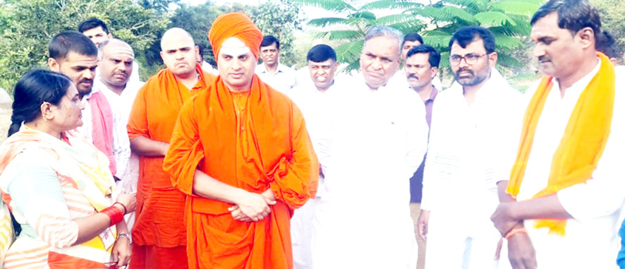 ಬೆಣಕಲ್‌ನ ಪ್ರಾಚೀನ ತಾಣಕ್ಕೆ ತುಮಕೂರಿನ ಕಿರಿಯ ಶ್ರೀಗಳು ಭೇಟಿ ಅಭಿವೃದ್ಧಿಪಡಿಸಿ, ಪ್ರವಾಸಿ ತಾಣ ಮಾಡಲು ಸರ್ಕಾರಗಳು ಮುಂದಾಗಬೇಕು