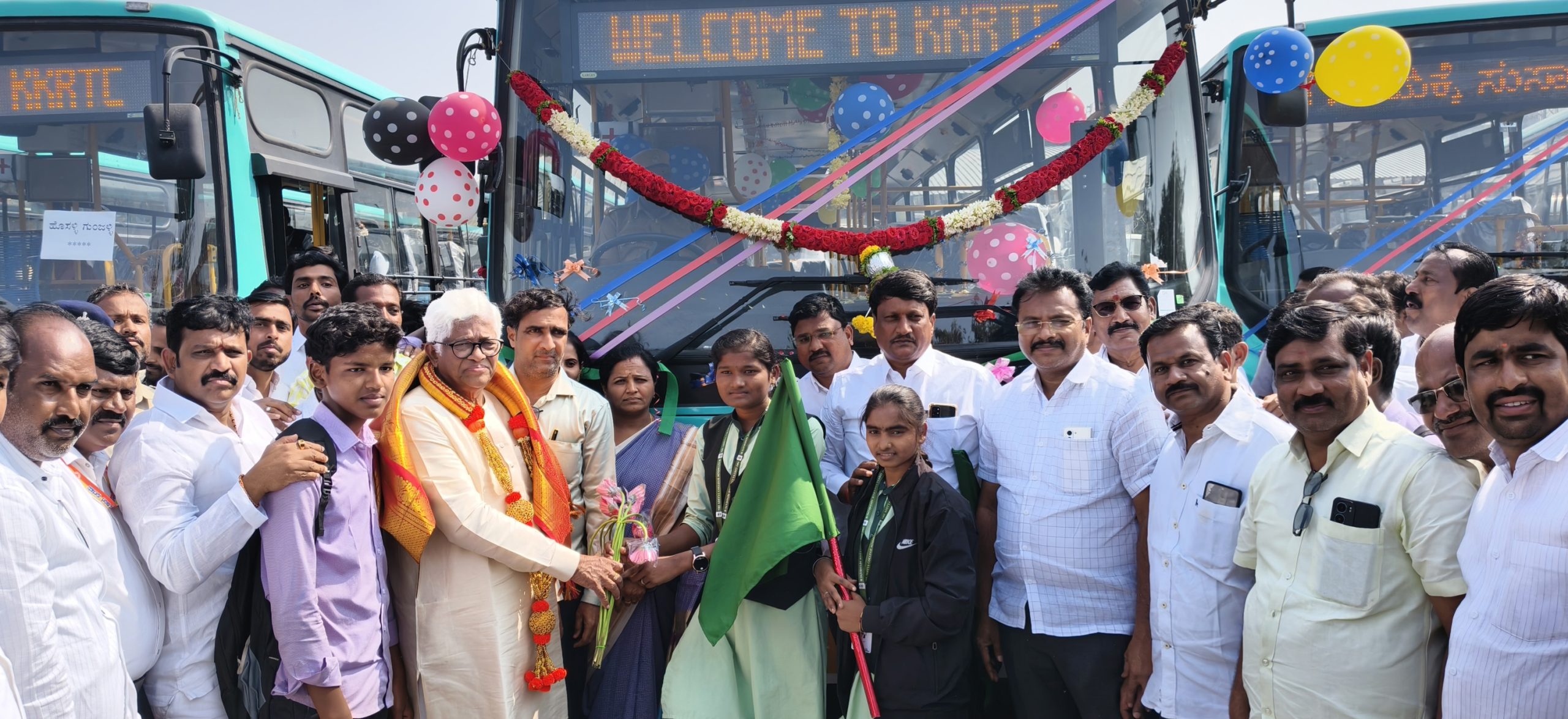 ವಿದ್ಯಾರ್ಥಿ ರಥ ಬಸ್‌ಗಳ ಉದ್ಘಾಟನೆ ಕಾರ್ಯಕ್ರಮ : ಶಾಸಕರೊಂದಿಗೆ ವಿದ್ಯಾರ್ಥಿಗಳ ಸಂವಾದ ಕಾರ್ಯಕ್ರಮ ಬಸ್ ವ್ಯವಸ್ಥೆಯಿಂದ ತರಗತಿಗೆ ಹಾಜರಾತಿ ಹೆಚ್ಚಲಿ - ಬಾದರ್ಲಿ