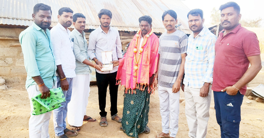 ಬೈಕ್‌ನಲ್ಲಿ ಬಿಟ್ಟ ಚಿನ್ನಾಭರಣ ಮರಳಿಸಿ ಮಾನವೀಯತೆ ಮೆರೆದ ವ್ಯಕ್ತಿ, ಕರವೇ ಪದಾಧಿಕಾರಿಗಳ ಒಳ್ಳೆ ಕಾರ್ಯ