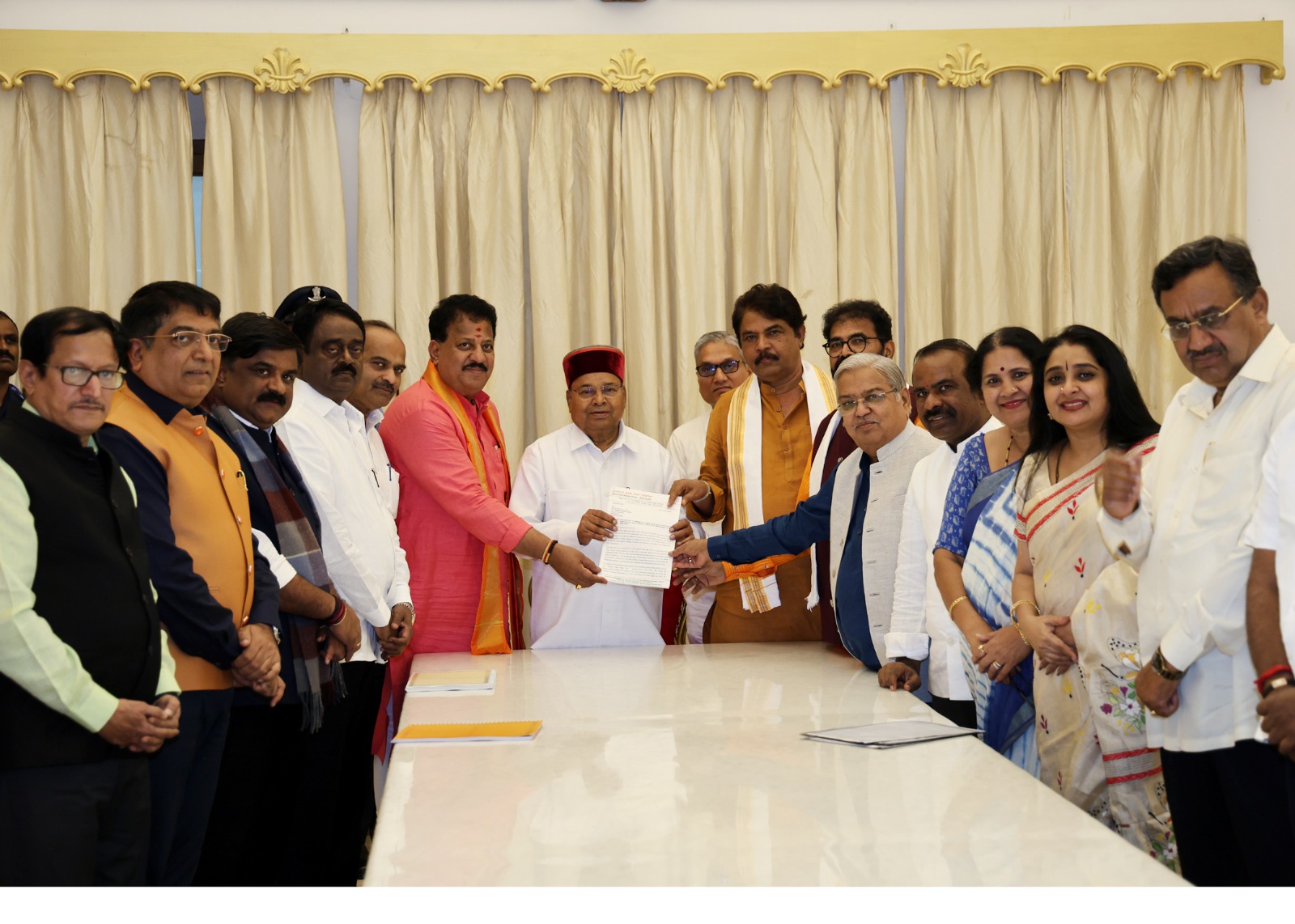 ಕೋಗಿಲು  ಅಕ್ರಮ ವಾಸಿಗಳಿಗೆ ಮನೆ ನೀಡಬಾರದು ಕೋರಿಕೆ: ಬಿಜೆಪಿ ನಿಯೋಗದಿಂದ ಮನವಿ ಬಳಿಕ ಆರ್. ಅಶೋಕ ಹೇಳಿಕೆ ದ್ವೇಷಭಾಷಣ ಮಸೂದೆಗೆ ಸಹಿ ಹಾಕದಂತೆ ರಾಜ್ಯಪಾಲರಿಗೆ ಮನವಿ