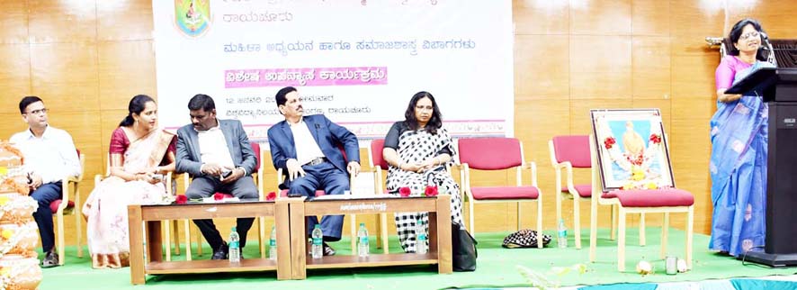 ಆದಿಕವಿ ಶ್ರೀ ಮಹರ್ಷಿ ವಾಲ್ಮೀಕಿ ವಿಶ್ವವಿದ್ಯಾನಿಲಯದ ಉಪನ್ಯಾಸದಲ್ಲಿ ಚಿಂತಕಿ ಡಾ. ಸಬಿತಾ ಬನ್ನಾಡಿ ಅಭಿಮತ ಅಧಿಕಾರ, ಅವಕಾಶದ ಸಮಾನ ಹಂಚಿಕೆಯಾಗಲಿ