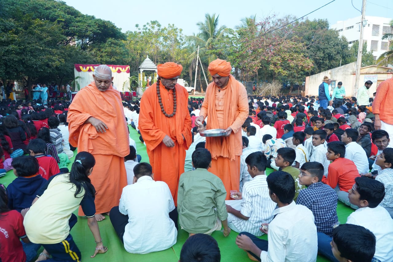 ಬಸವೇಶ್ವರ ಪುತ್ಥಳಿ ಅನಾವರಣ : ಕಾಯಕಕ್ಕೆೆ ಮಹತ್ವ ನೀಡಿದ ಸಿದ್ಧರಾಮೇಶ್ವರರು