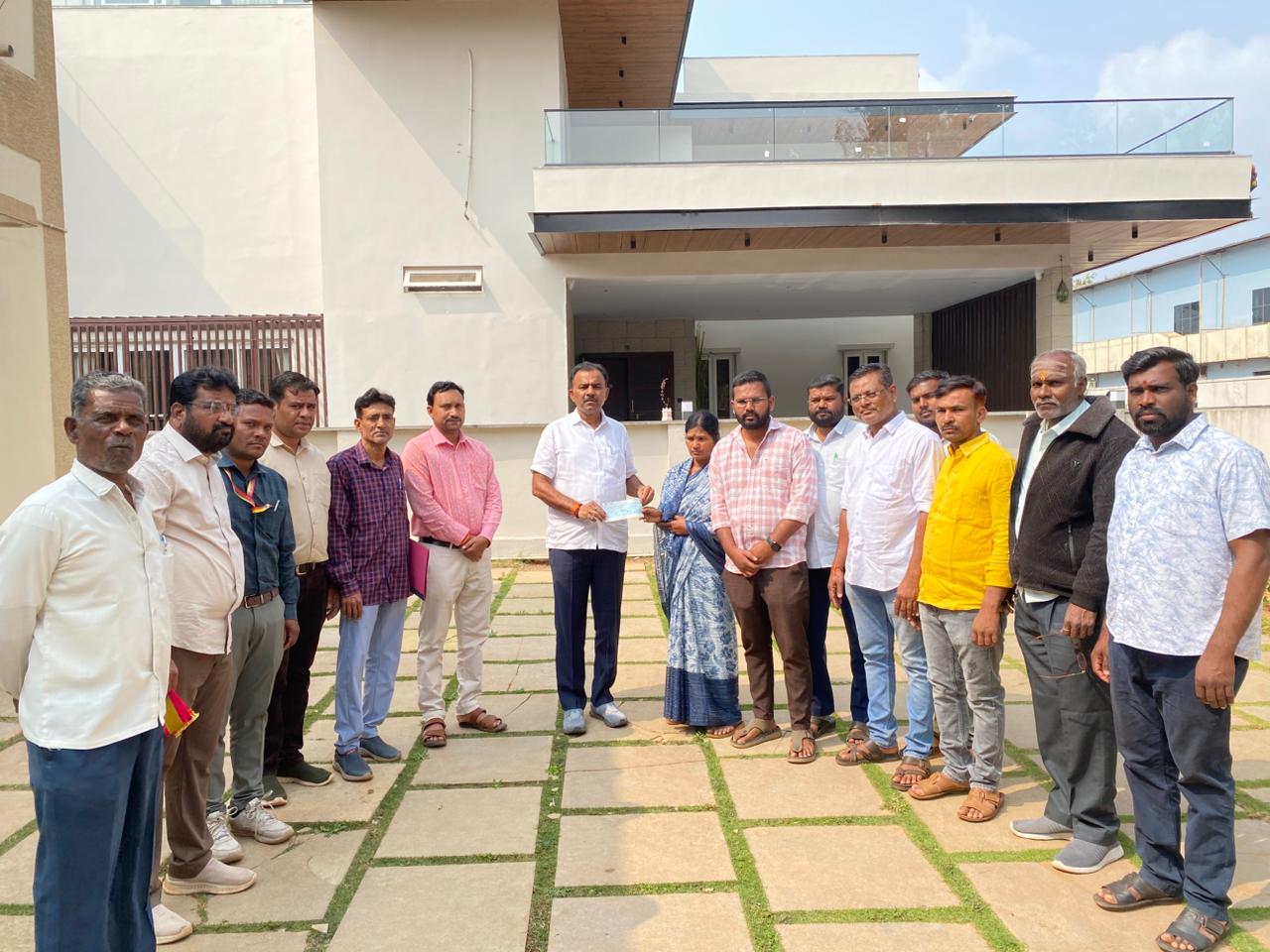 ರೈತ ಕುಟುಂಬಕ್ಕೆ 5 ಲಕ್ಷ ಪರಿಹಾರ ಧನದ ಚೆಕ್ ವಿತರಣೆ