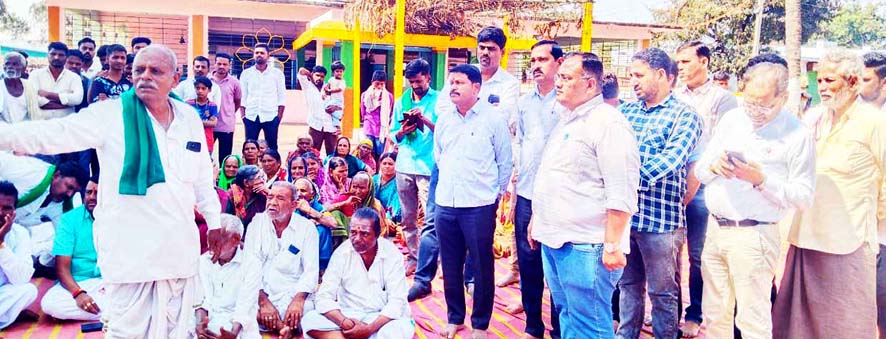ಕಾರ್ಖಾನೆ ತ್ಯಾಜ್ಯ ವಿರುದ್ಧ ಸಿಡಿದೆದ್ದ ಗ್ರಾಮಸ್ಥರು - ಕಾರ್ಖಾನೆಗಳನ್ನು ಬಂದ್ ಮಾಡುವಂತೆ ಆಗ್ರಹಿಸಿ ಸಭೆ