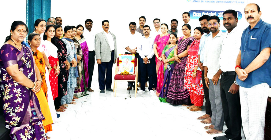 ವಾಲ್ಮೀಕಿ ವಿವಿ : ಅಂಬಿಗರ ಚೌಡಯ್ಯ ಜಯಂತಿ ಆಚರಣೆಯಲ್ಲಿ ಪ್ರೊ.ಶಿವಾನಂದ ಕೆಳಗಿನಮನಿ ಅಂಬಿಗರ ಚೌಡಯ್ಯರ ಕಾಯಕತತ್ವ ಜೀವನದಲ್ಲಿ ಅಳವಡಿಸಿಕೊಳ್ಳೋಣ