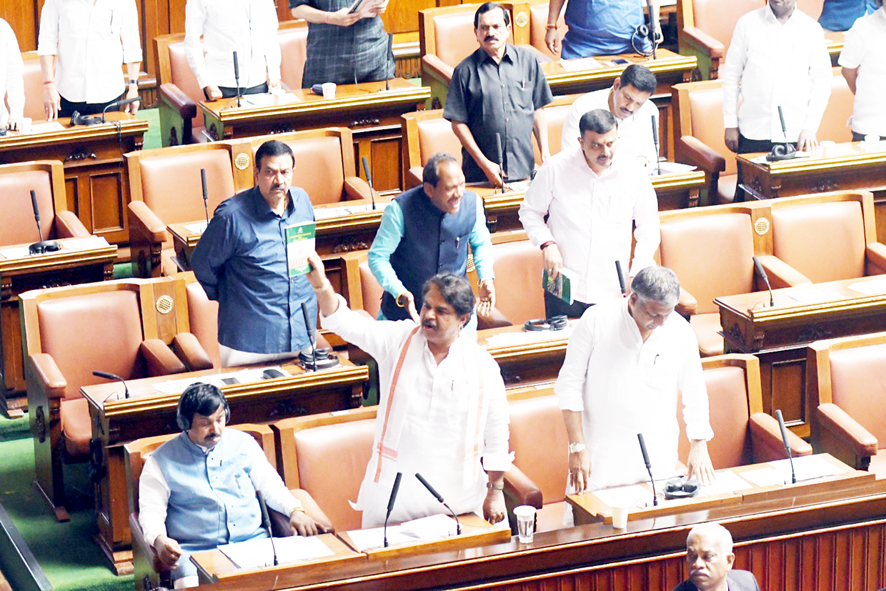 ರಾಜ್ಯಪಾಲರಿಂದಲೇ ರಾಷ್ಟ್ರಗೀತೆಗೆ ಅಗೌರವ: ಕಾಂಗ್ರೆಸ್ ಆರೋಪ ರಾಜ್ಯಪಾಲರಿಗೆ ಕಾಂಗ್ರೆಸ್ ನಿಂದ ಅಪಮಾನ - ಬಿಜೆಪಿ ಪ್ರತ್ಯಾರೋಪ